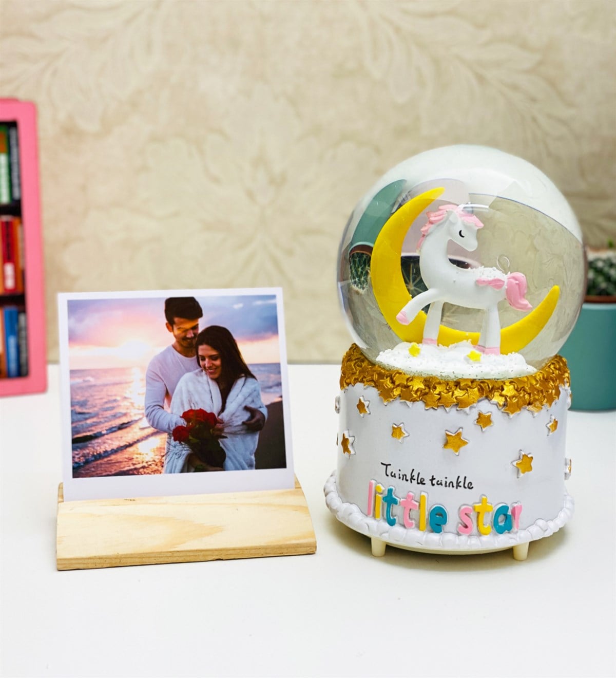 Kişiye Özel Ahşap Fotoğraf Tutucu Ve Unicorn Kar KüresiGiftmodaKo-Foto-GM-1197-Ay-Set