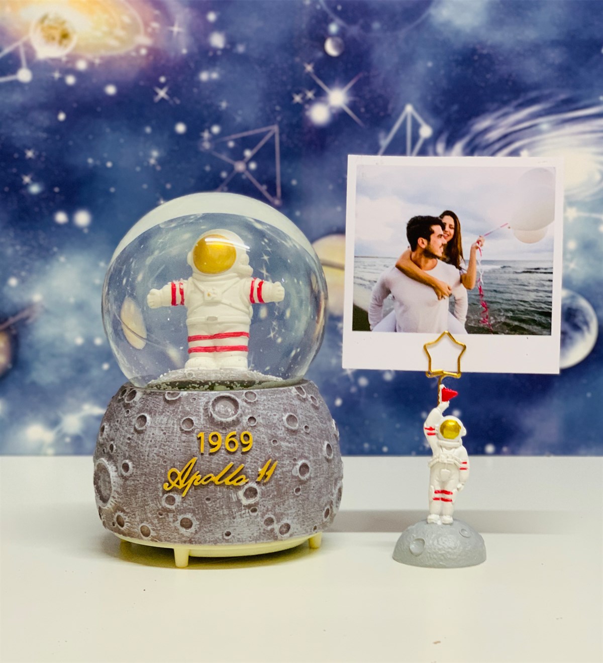 Kişiye Özel Astranot Fotoğraf Tutucu Ve Ay Üstünde Oturan Astranot Büyük Boy Kar KüresiGiftmoda Gm-Set-116