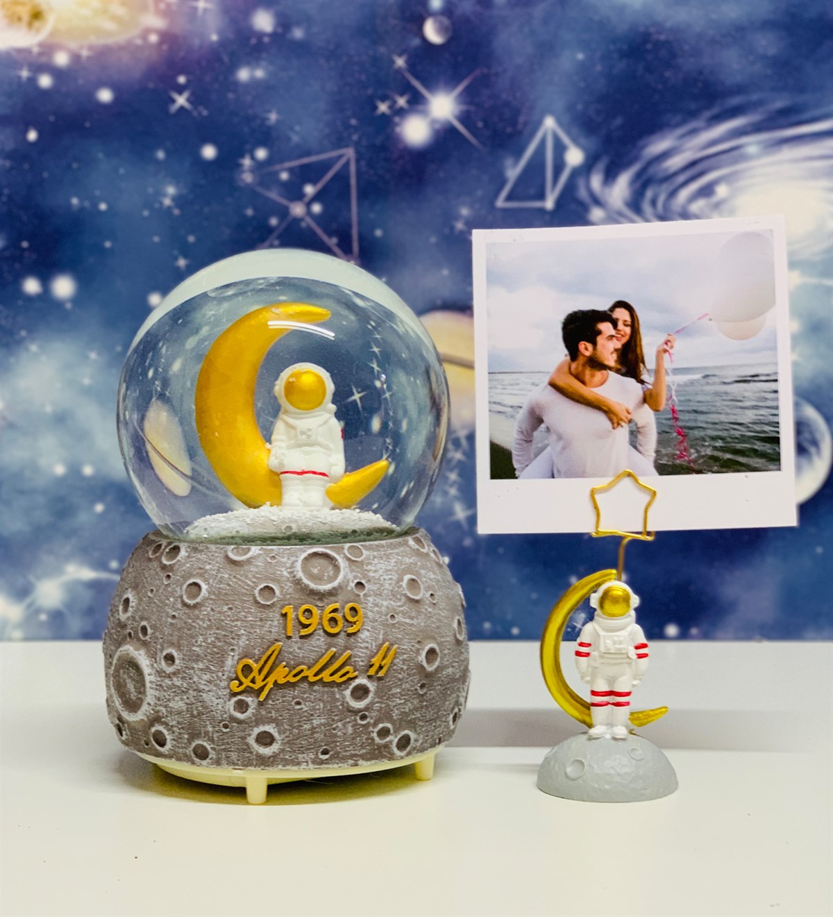 Kişiye Özel Astranot Fotoğraf Tutucu Ve Ay Üstünde Oturan Astranot Büyük Boy Kar KüresiGiftmoda Gm-Set-115