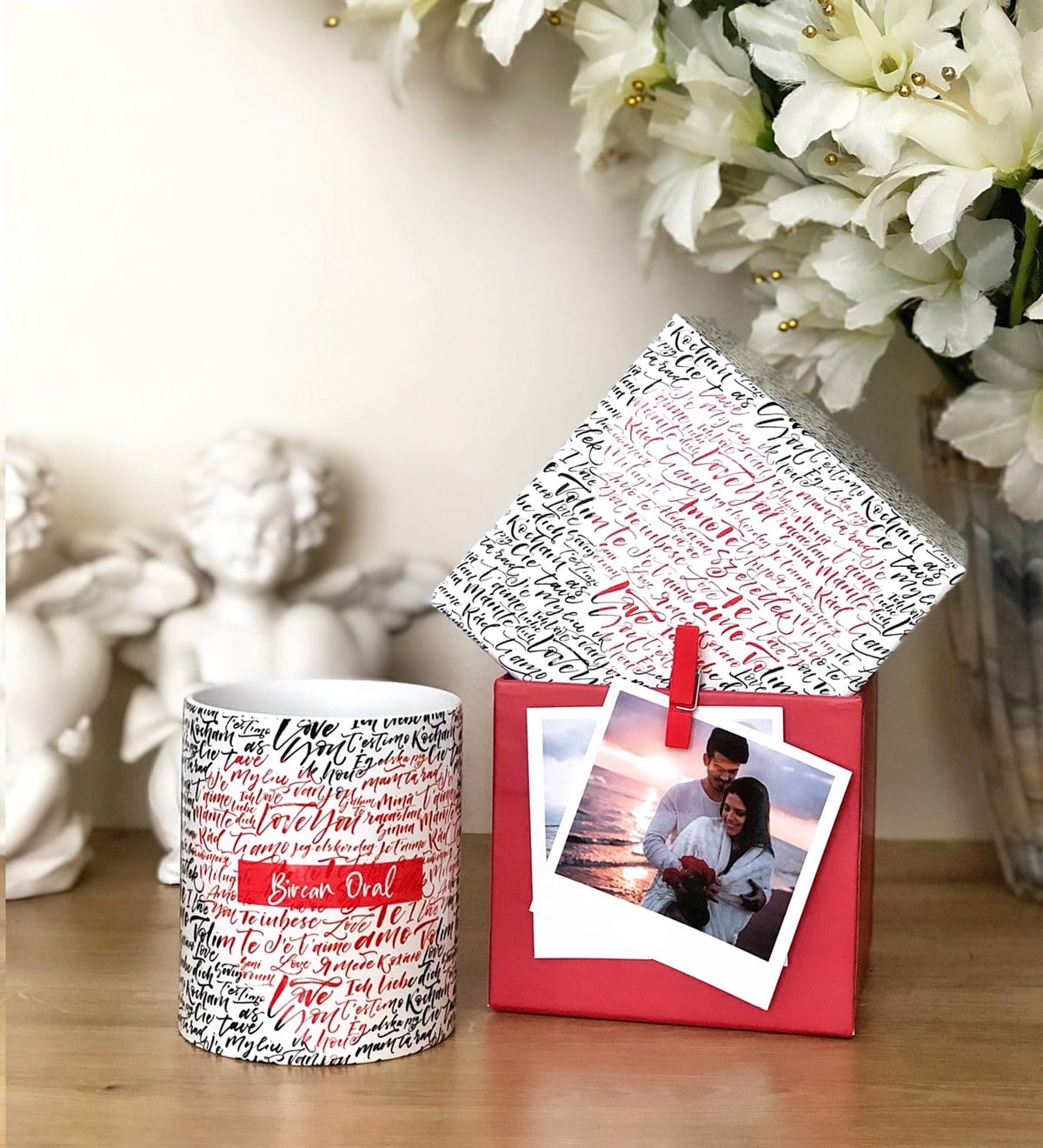 Kişiye Özel Fotoğraflı 100 Dilde Seni Seviyorum Kupa ve 2 Adet Poloroid fotoğraf Hediye SetiGiftmoda100-dilde-kupa-2-foto