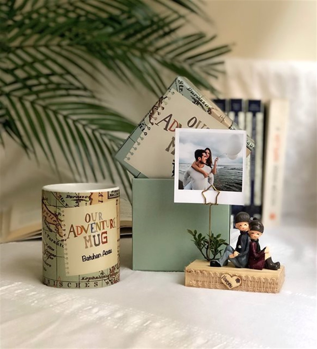 Kişiye Özel Fotoğraflı Our Adventure Mug Tasarımlı Kupa Ve Sevgili Fotoğraf Standlı Hediye SetiGiftmodaour-adv-mug-gm-4028