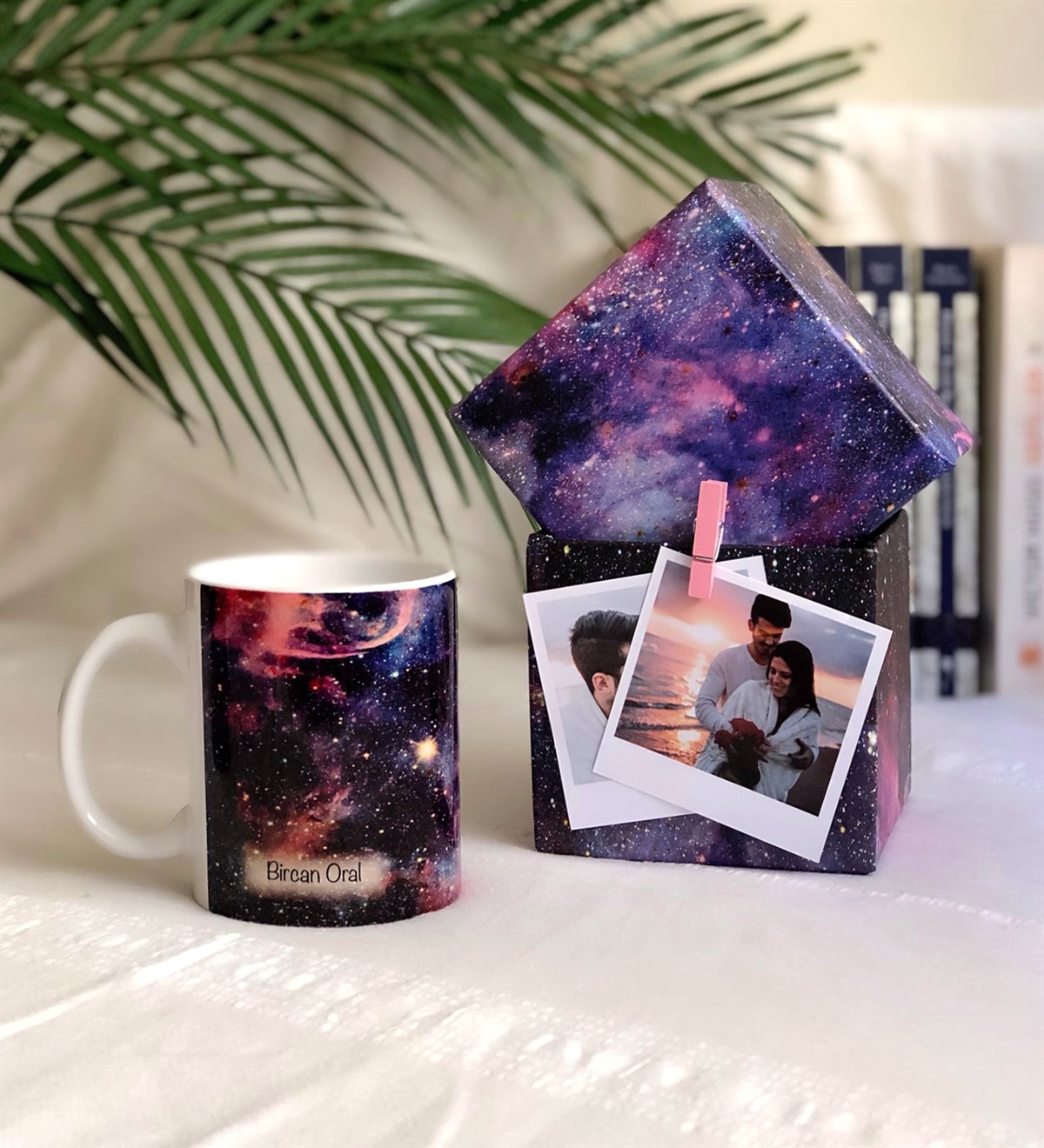 Kişiye Özel İsimli ve Fotoğraflı Özel Kutulu Space Tasarımlı KupaGiftmodakisiye-ozel-nebula-space-kupa-foto-isim-