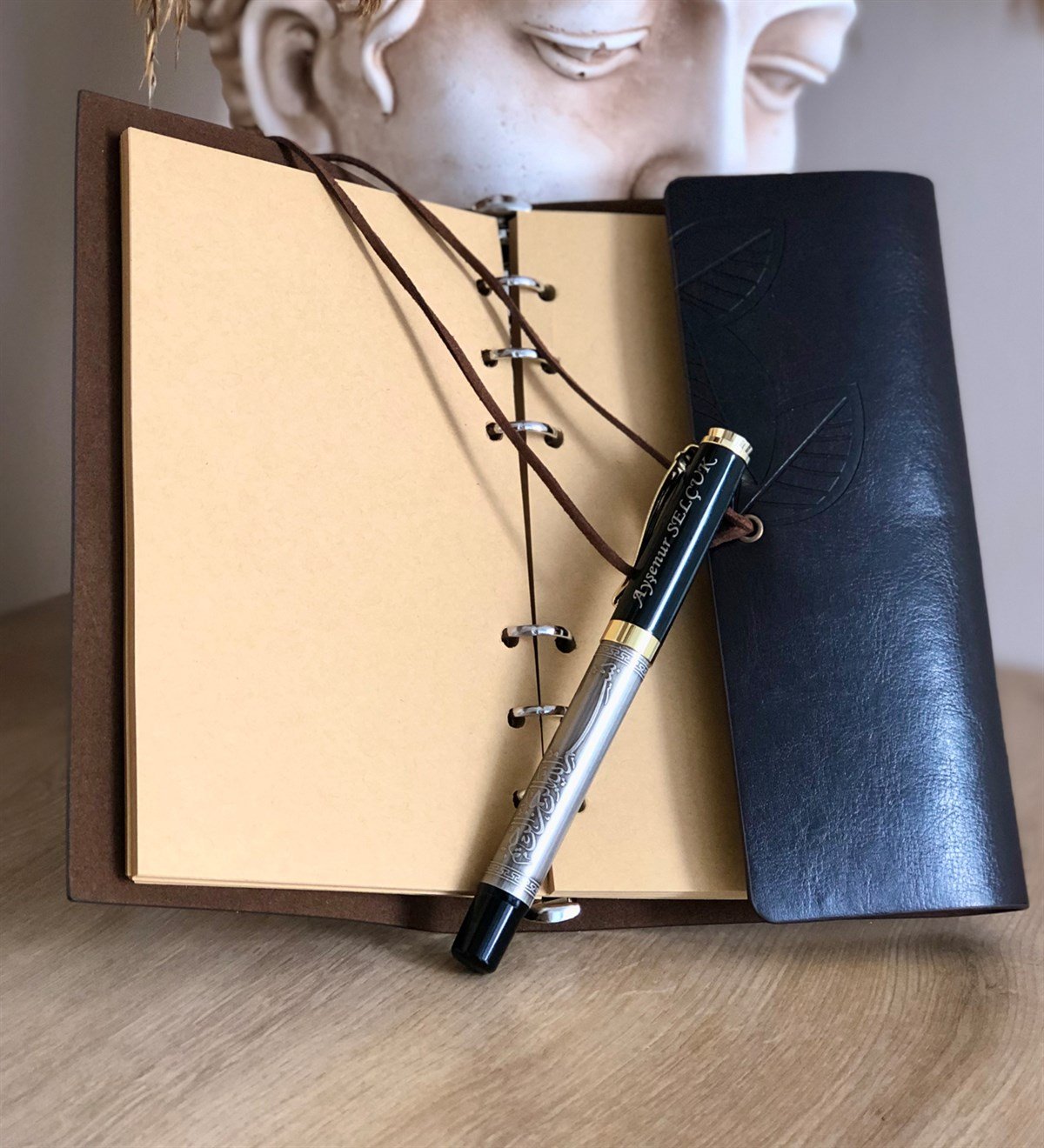 Kişiye Özel Kabartmalı Besmele Tükenmez Kalem Ve Yaprak Tasarımlı Deri Defter SetiGiftmodabesmele-Kabartmali-kalem-defter