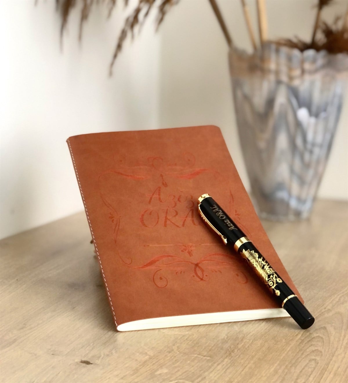 Kişiye Özel Kahve Deri Defter Ve Altın Yaldızlı KalemGiftmodaKo-Deri-Defter-1-Kalem-Kahve-Besmele