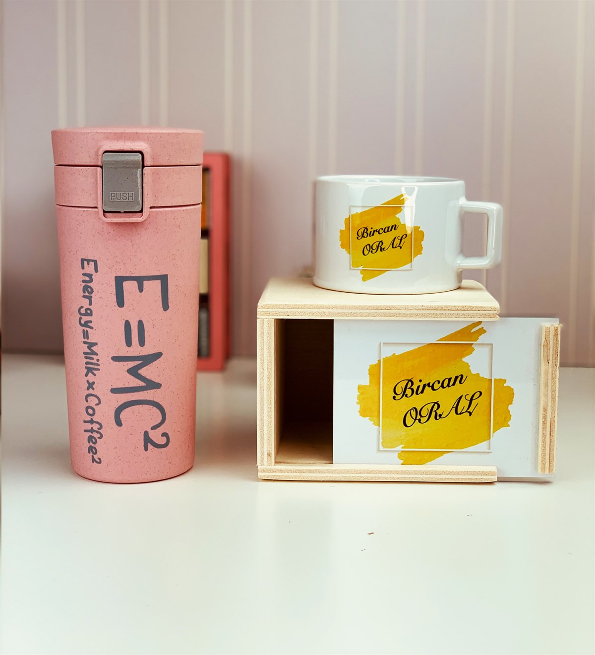Kişiye Özel Kutulu Kupa Ve E:MC2 Pembe Cam KupaGiftmoda Pembe-Cam-Kupa-Kutulu-Kupa