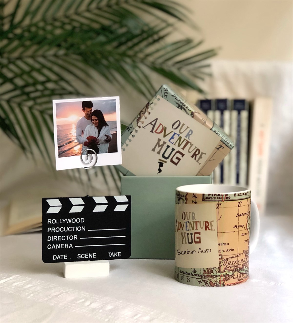 Kişiye Özel Our Adventure Mug ve Klaket Poloroid Fotoğraf Tutucu Hediye SetiGiftmodaour-adv-mug-klaket-foto