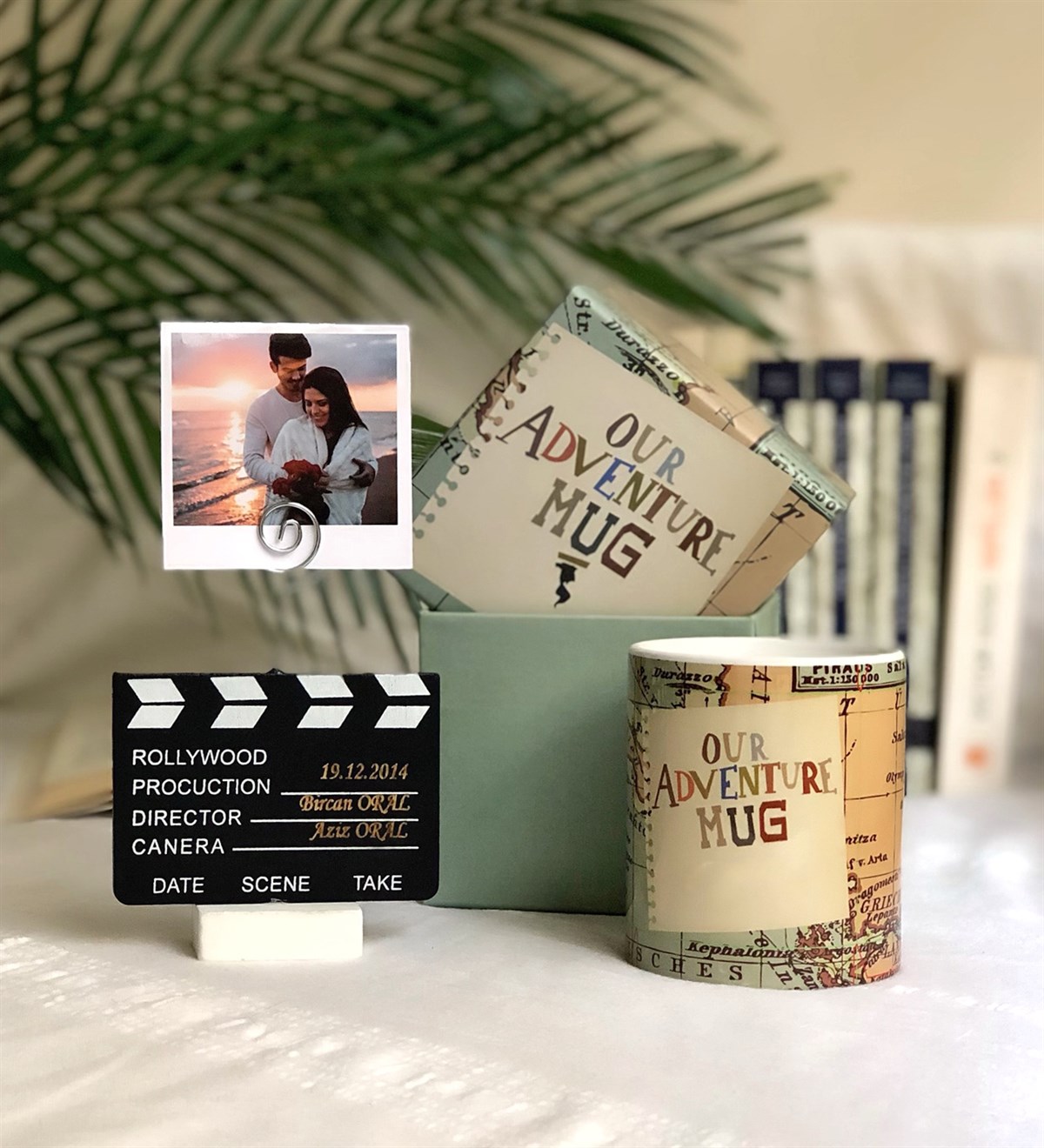 Kişiye Özel Our Adventure Mug ve Klaket Fotoğraf Tutucu Hediye SetiGiftmodaour-adv-mug-klaket