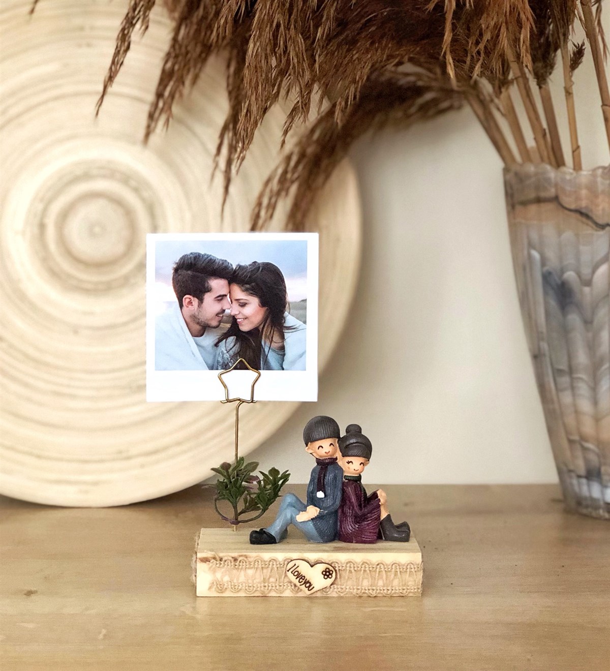 Kişiye Özel Sırt Sırta Aşıklar Biblolu Fotoğraf StandıGiftmodagm-4028