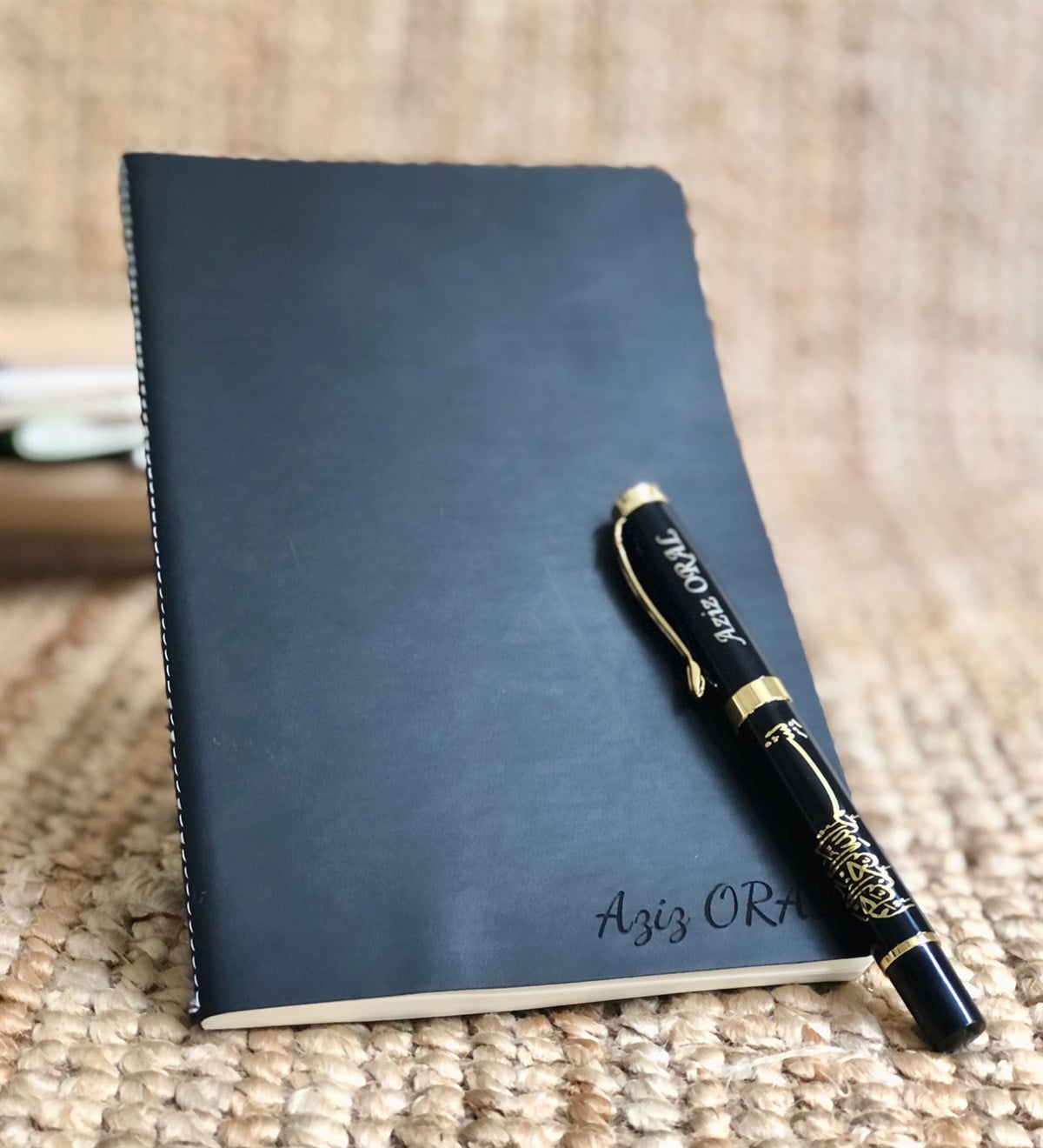 Kişiye Özel Siyah Deri Defter Ve Altın Yaldızlı KalemGiftmodaKo-Deri-Defter-Kalem-Siyah-Besmele