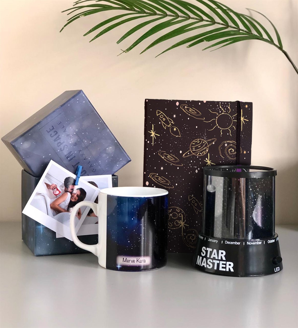 Kişiye Özel İsimli Ve Fotoğraflı Kutulu Lost İn Space Tasarımlı Kupa StarMaster Ve Gökyüzü Tasarımlı Lastikli DeftergiftmodaKO-lost-in-spc-kup-Str-Mstr-Gök-Def