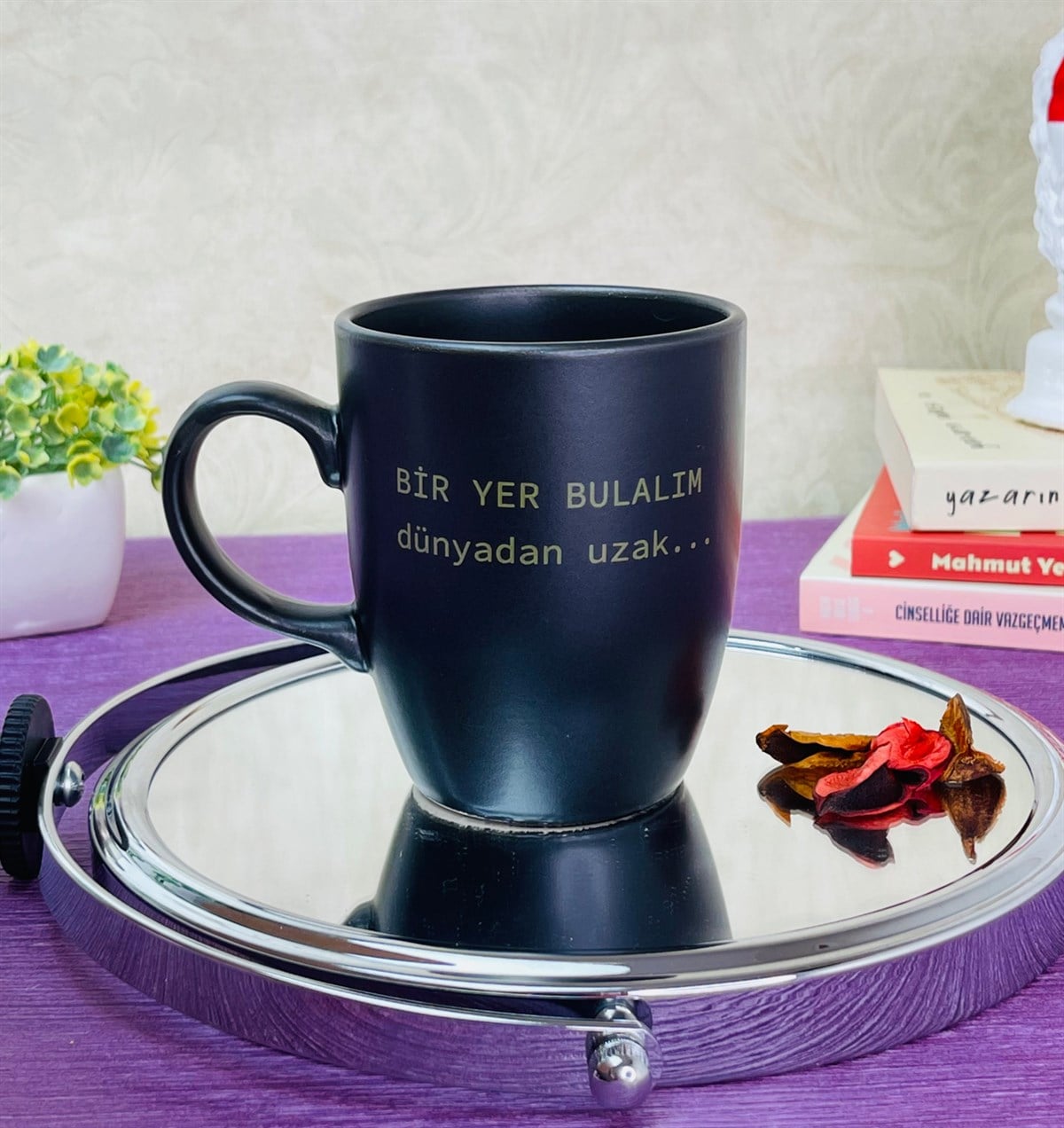 Bir Yer Bulalım Dünyadan Uzak Tasarımlı 9 Cm Kupa BardakgiftmodaGmkp100298