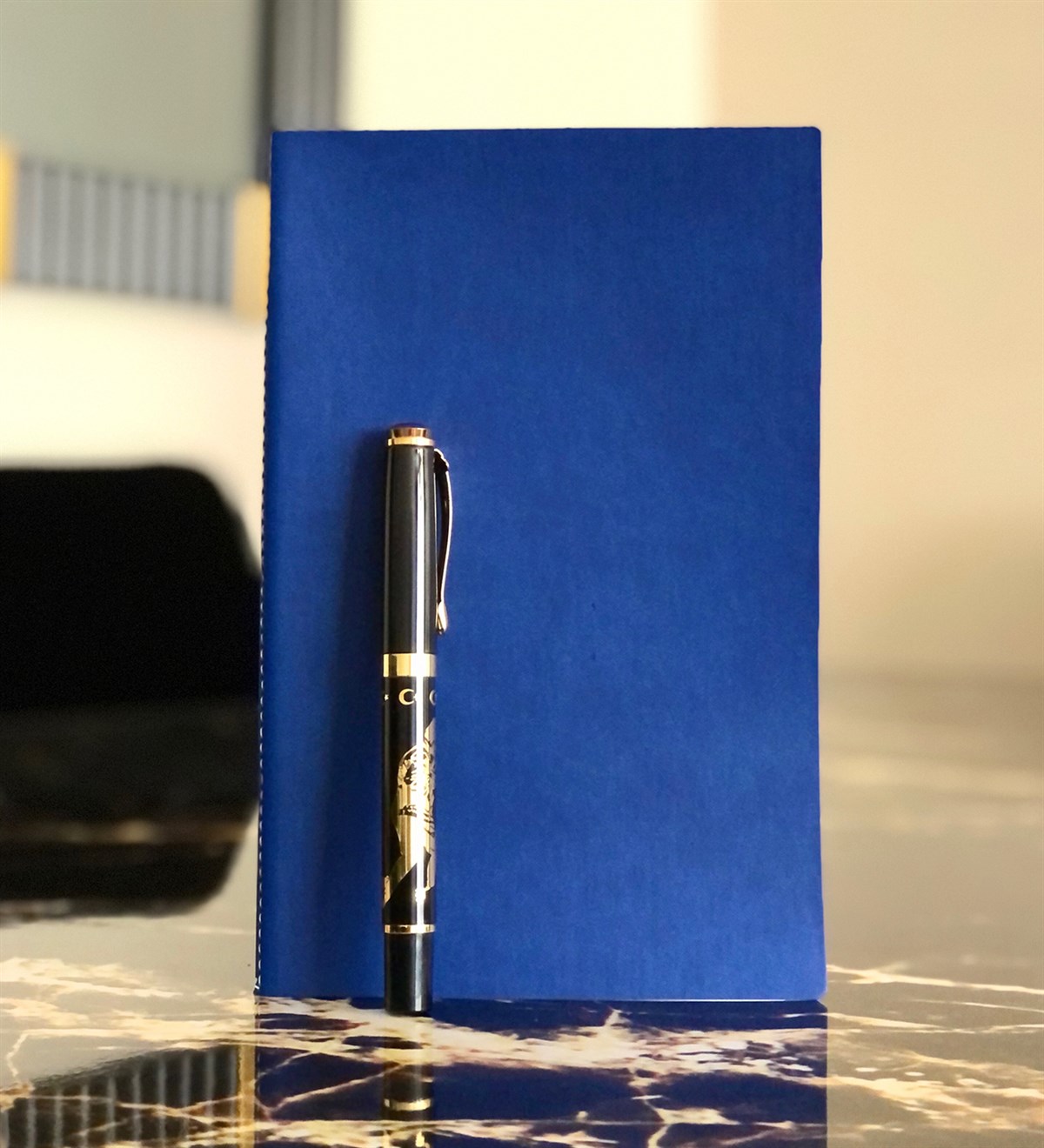 Lacivert Deri Defter Ve Altın Yaldızlı KalemGiftmodaDeri-Defter-Kalem-Lacivert