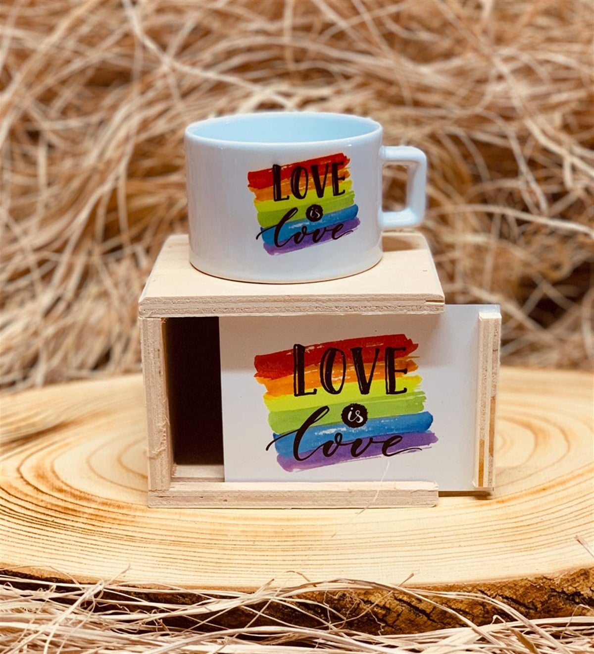 Love Is Love Ahşap Kutulu KupaGiftmodaLOVE-İS-LOVE-KUPA