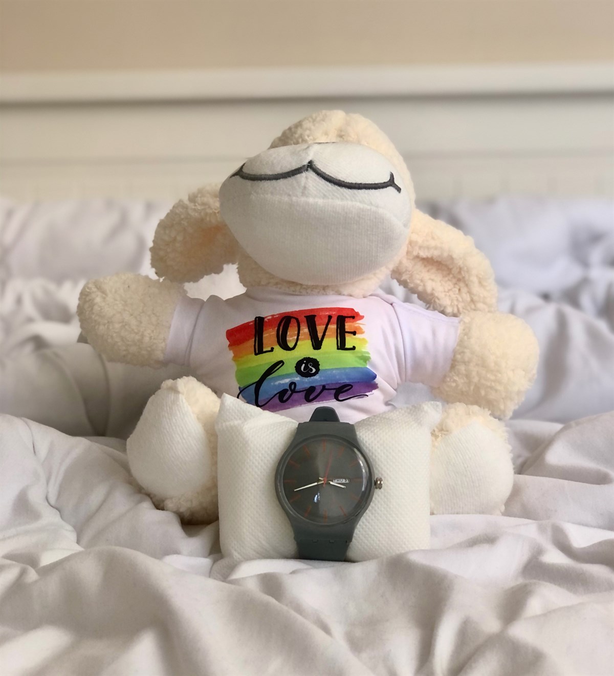 Love İs Love Tasarımlı Kuzucuk Ve Unisex SaatGiftmodaLove-Pelus-Unisex-Saat