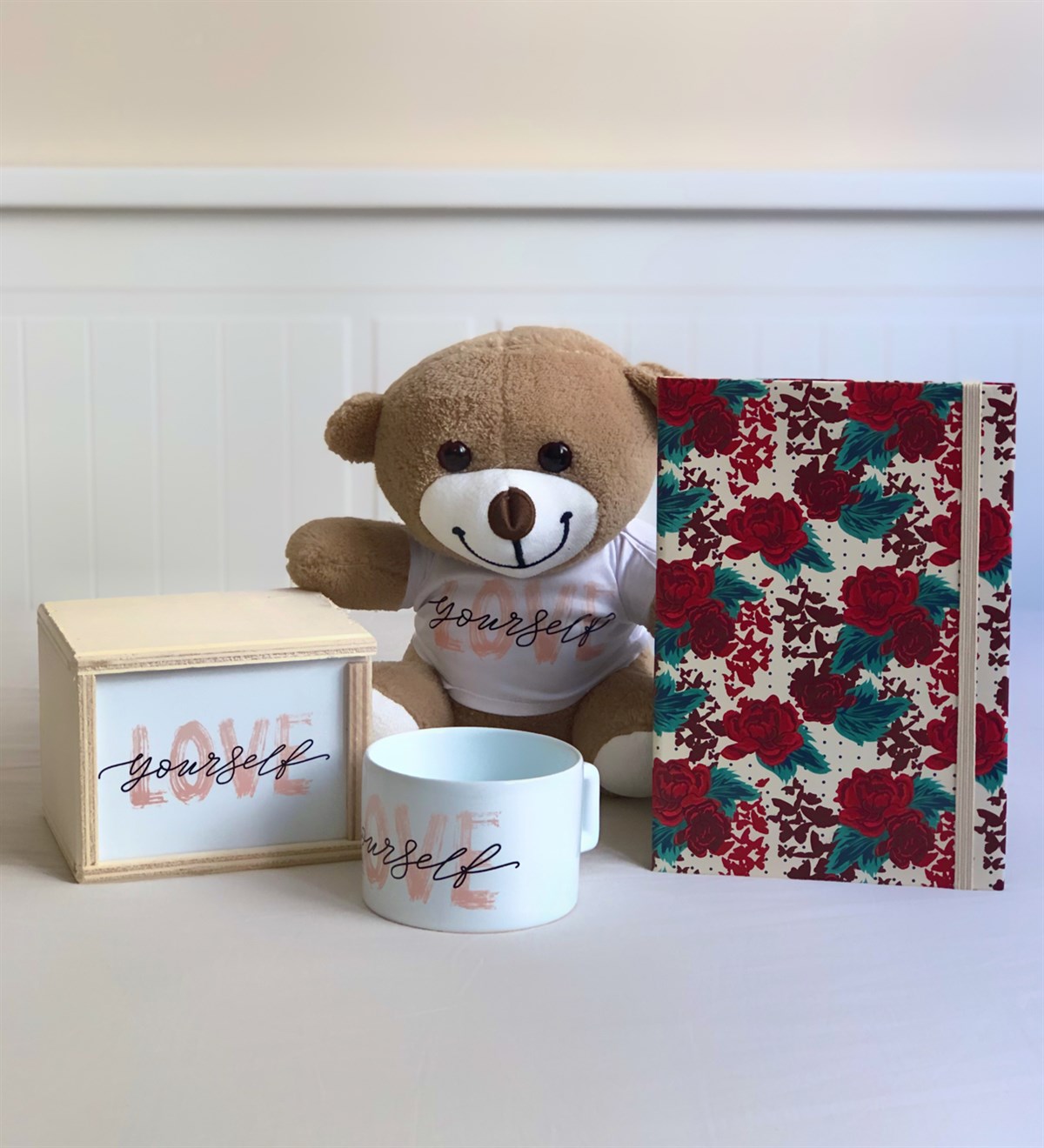 Love Your Self Ahşap Kutulu Kupa Pelüş Ayıcık Ve Gül Tasarımlı Lastikli DefterGiftmoda love-your-self-kupa-pelus-Gül-Lastikli-Defter
