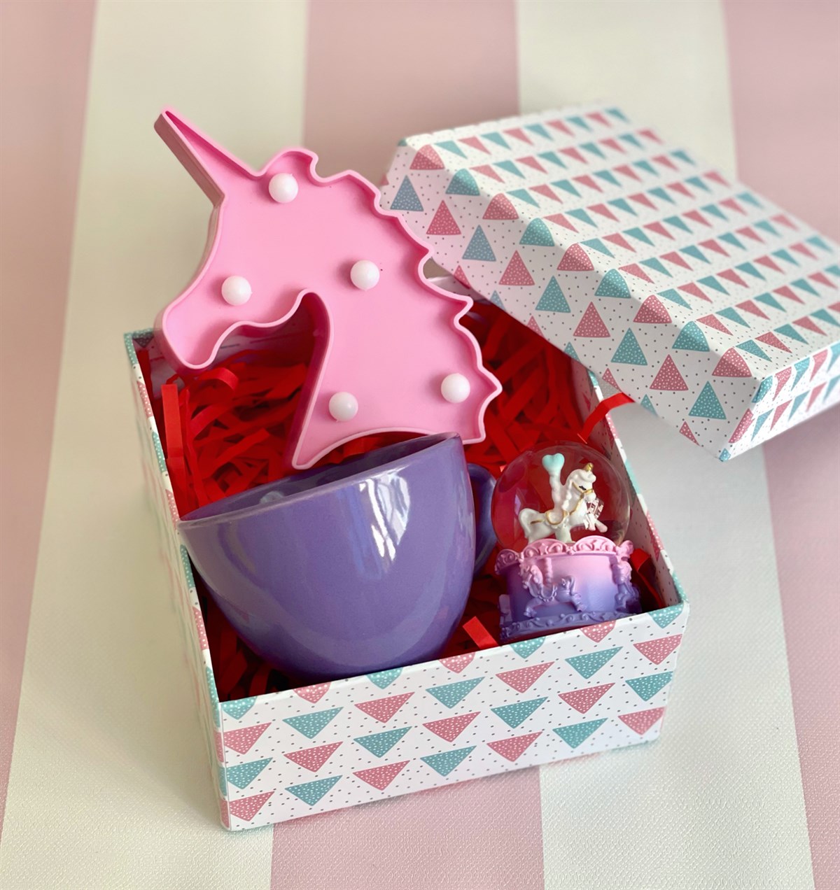 6 cm Kupa Mini Kar Küresi Ve Led Işık Mini Hediye SetiGiftmodaGmhs101096