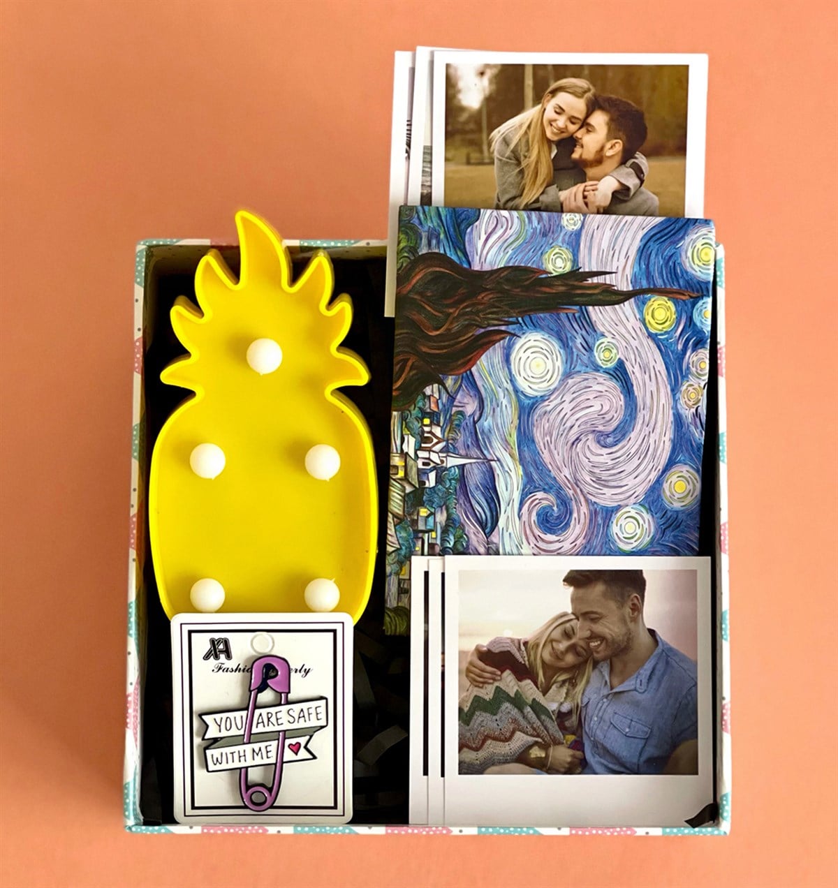 Kişiye Özel Fotoğraflı Ananas Led Lamba Rozet ve Van Gogh Mini Fotoğraf Albümü Hediye SetiGiftmodaGmhs101024