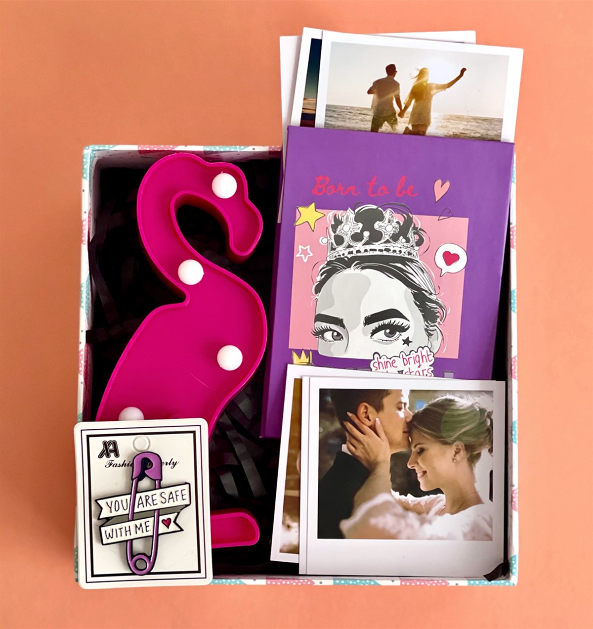 Kişiye Özel Fotoğraflı Flamingo Led Lamba Rozet ve Pink Queen Mini Fotoğraf Albümü Hediye SetiGiftmodaGmhs101026