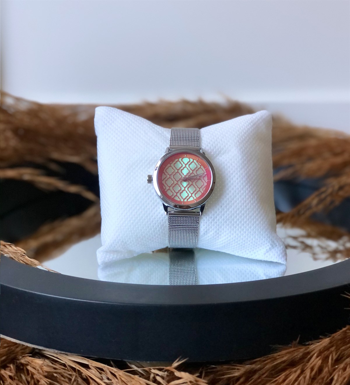 Modern Tasarımlı Gri Kordonlu Kırmızı Detaylı SaatGiftmodaModern-Desenli-Kırmızı-Detaylı-Saat