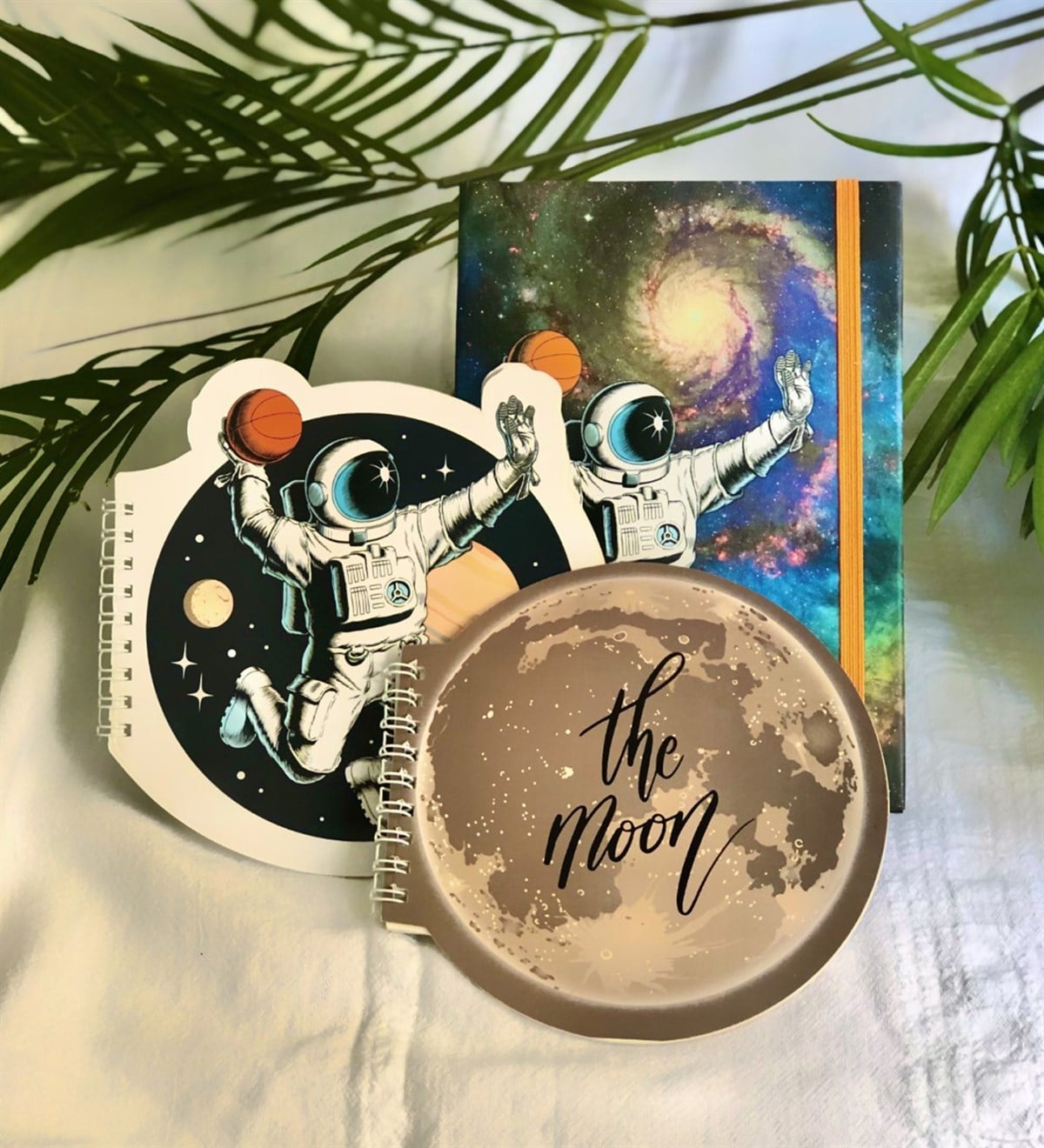 Moon Basket Oynuyan Astranot Şekilli Defter Ve Basketbol Oynayan Astranot Tasarımlı Lastikli Defter GiftmodaMoon-Astranot-Şekilli-Defter-Basketbol-Astranot