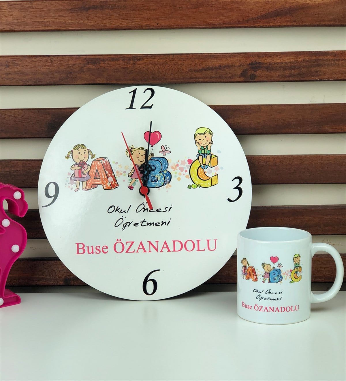 Okul Öncesi Öğretmeni Tasarımlı Kişiye Özel Saat Ve Kupa SetiGiftmodaOkul-Öncesi-Saat-Kupa-Set