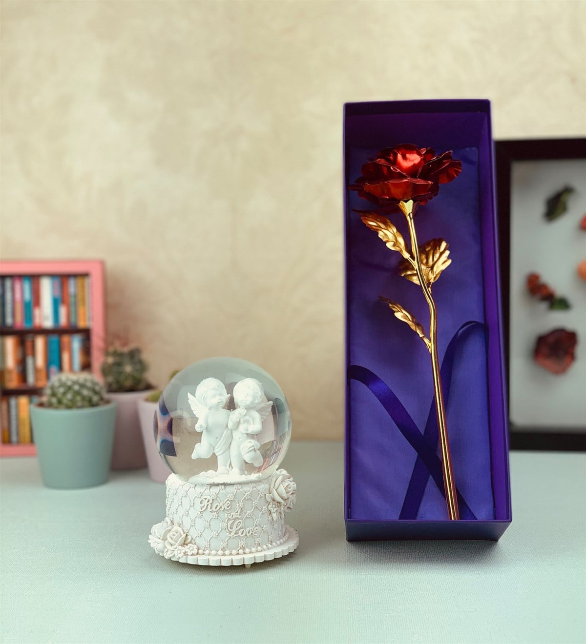 Orta Boy Melek Kar Küresi Ve 24 Ayar Altın Kaplama Kırmızı Gül SetGiftmodaGm-1445-A-Gül