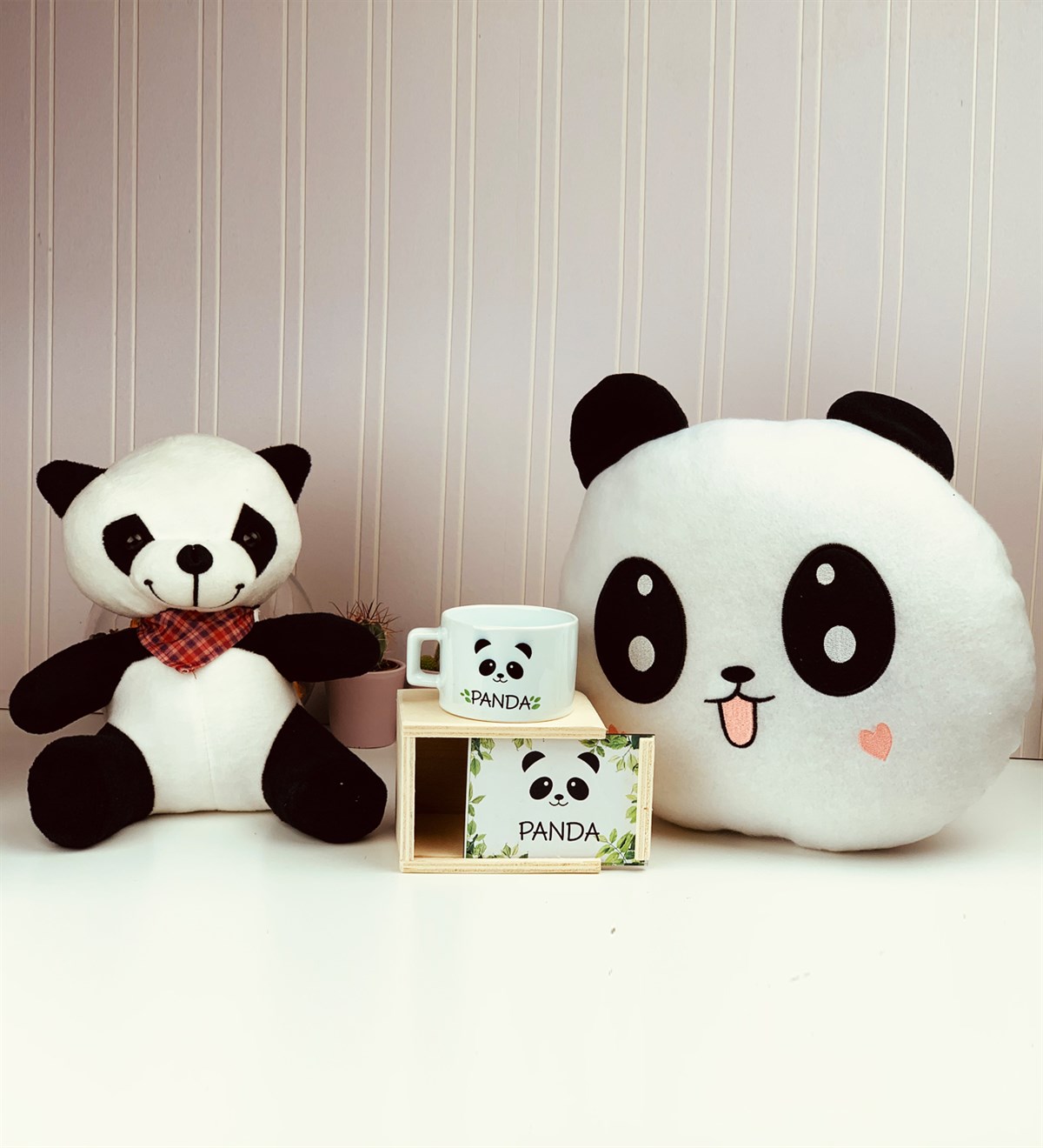 Panda Tasarımlı Kutulu kupa Yastık Ve Peluş Panda setGiftmodaPanda-Kutulu Kupa-Yastık-Peluş