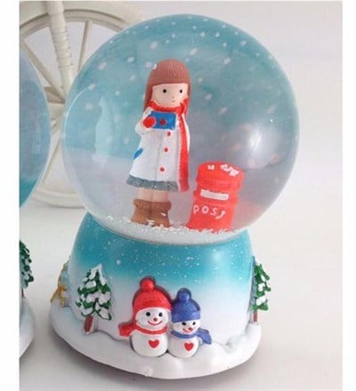 Postacı Kız Büyük Boy Müzikli Kar Küresi