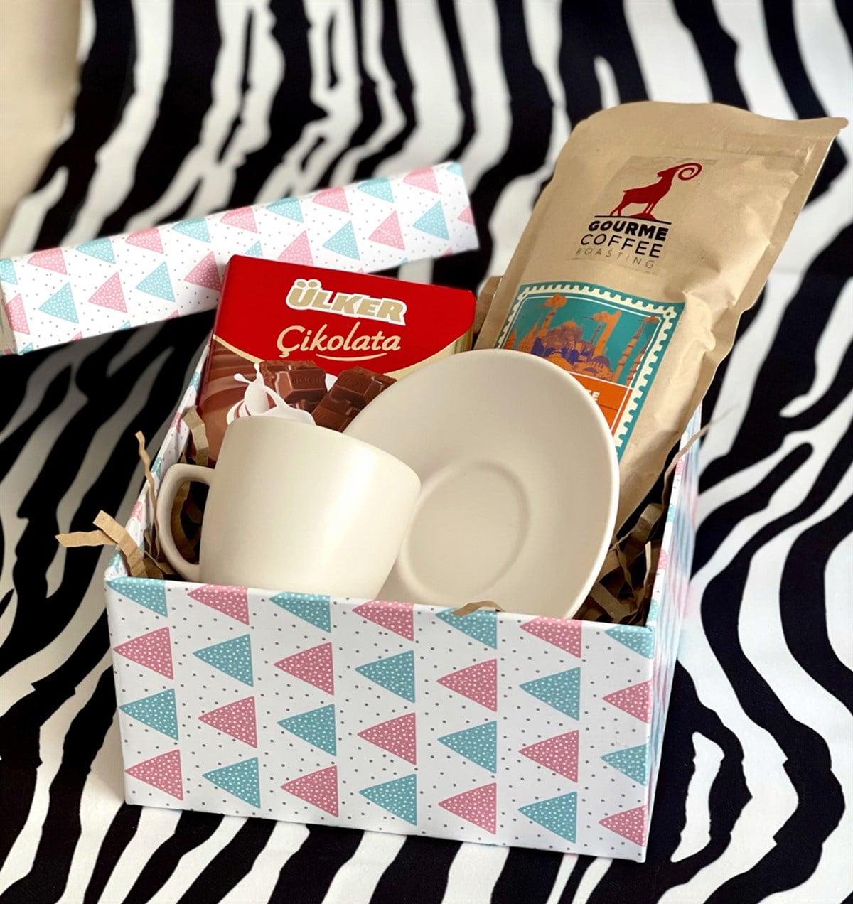 Türk Kahvesi Fincanı Çikolata ve Türk Kahvesi Mini Hediye SetiGiftmodaGmhs100964