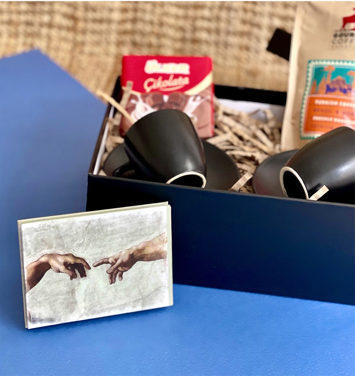 Özel Kutusunda 2'li Türk Kahvesi Fincanı Michelangelo Mini Fotoğraf Albümü Çikolata ve Türk Kahvesi GiftmodaGmhs100993