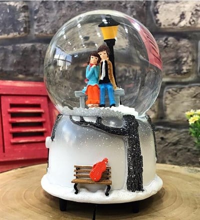 Romantik Aşıklar Müzikli Kar Küresi