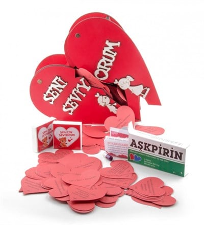 Romantik Öpüşen Çift Ahşap Kutulu Aşk Seti