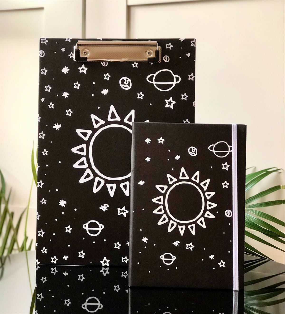 Saturn Güneş Tasarımlı Sekreterlik Ve Lastikli Defter SetGiftmodaSaturn-Güneş-Sekreterlik-Lastikli-Def