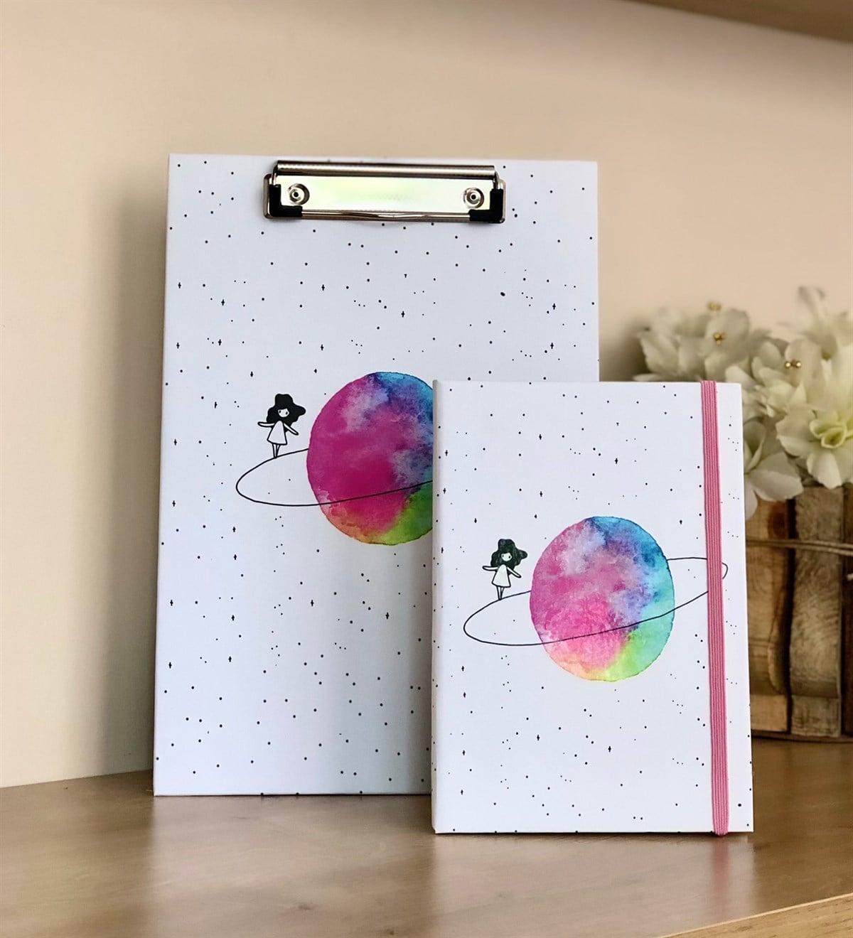 Satürünlü Kız Tasarımlı Sekreterlik Ve Lastikli Defter SetGiftmodaSatürünlü-Kız-Sekreterlik-Defter