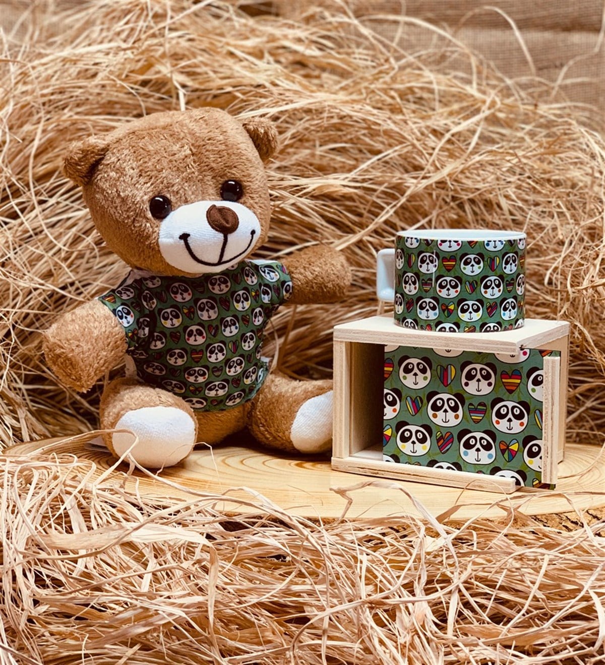 Sevimli Panda Tasarımlı Tişört Giymiş Pelüş Ayıcık Ve Ahşap Kutulu Kupa Hediye Seti Giftmodapanda-5-pelus-kupa