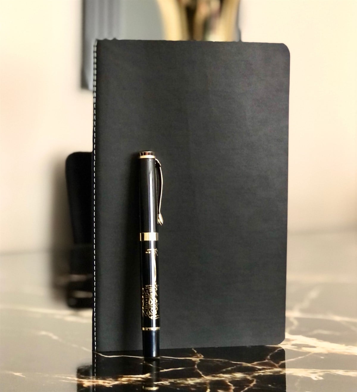 Siyah Deri Defter Ve Altın Yaldızlı Kalem GiftmodaDeri-Defter-Kalem-Siyah-Besmele