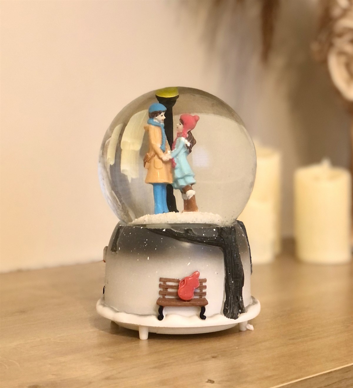 Sokak Lambası Altında Elele Tutuşan Romantik Aşıkla Işıklı Müzikli Kar KüresiGiftmodagm-1302-ayakta