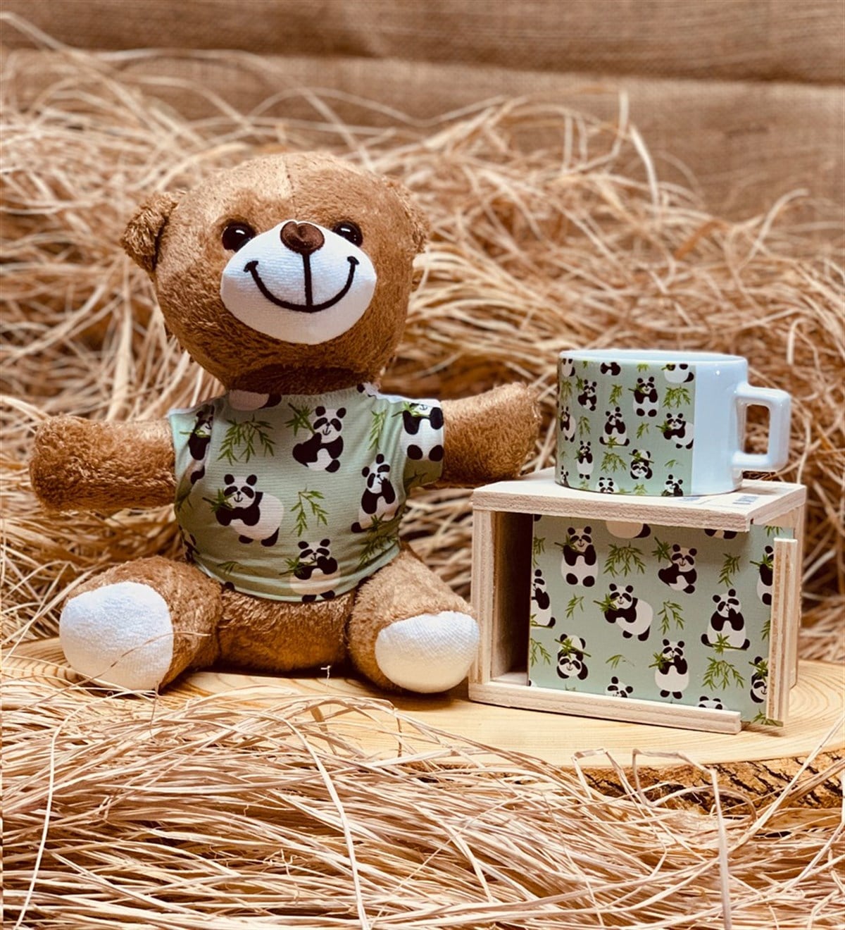 Tembel Panda Tasarımlı Tişört Giymiş Pelüş Ayıcık Ve Ahşap Kutulu Kupa Hediye Seti Giftmodatembel-panda-pelüş-kupa