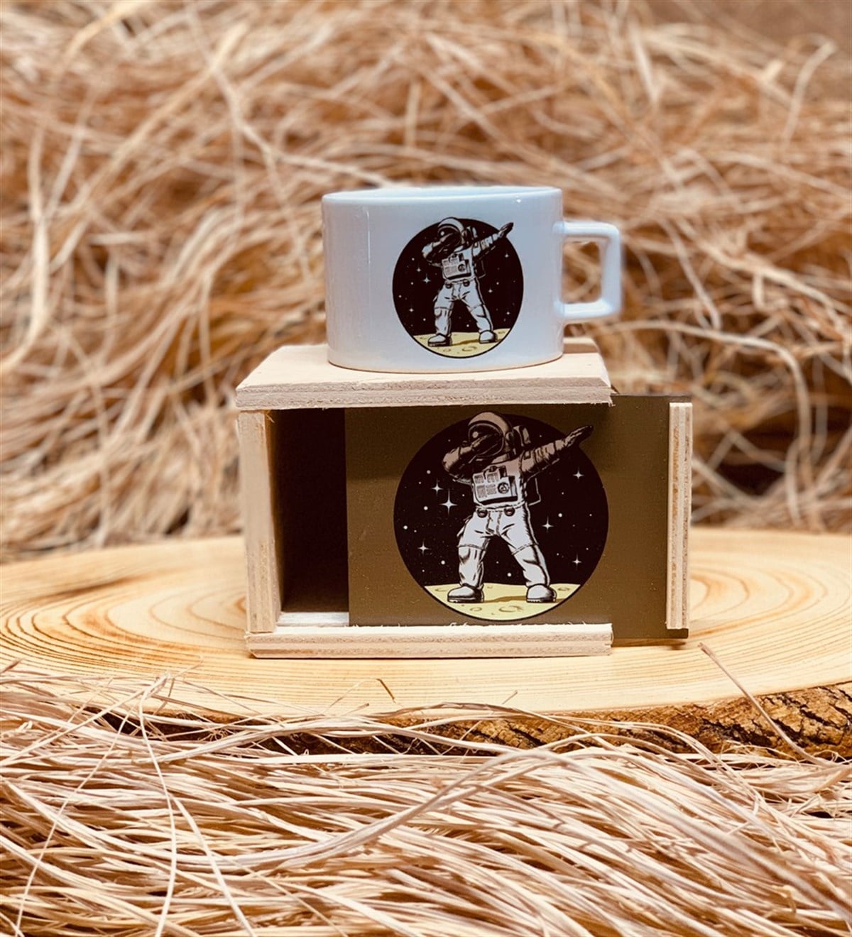 The Dab Hareketi Yapan Astronot Tasarımlı Ahşap Kutulu Kupa Giftmodathedab-kupa