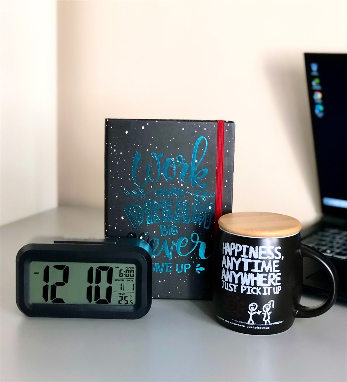 Work Hard Dream Motto Tasarım Lastikli Defter Dijital Masa Saati Ve Ahşap Kapaklı KupaGiftmodagm-110-siyah- GM-2458-Work-Hard-Dream-Lastikli-Def