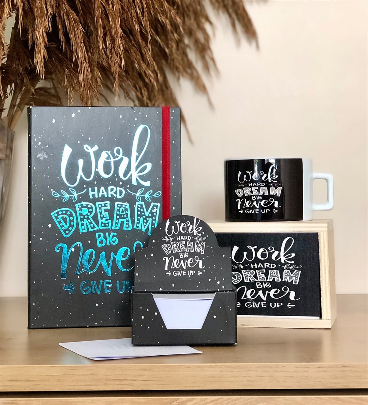 Work Hard Dream Tasarımlı Defter Kutulu Kupa Ve Notluk SetGiftmodaWork-Hard-Dream-Defter-Kutulu-Kupa-Notluk