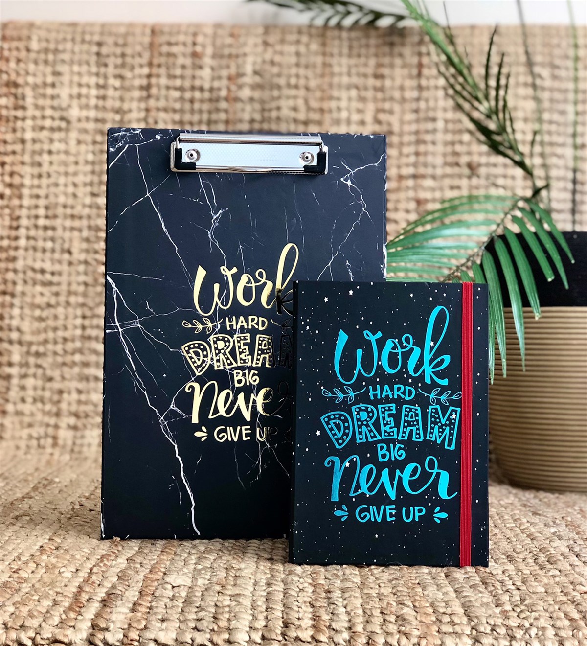 Work Hard Dream Tasarımlı Sekreterlik Ve Lastikli Defter SetGiftmodaWork-Hard-Dream-Sekreterlik-Lastikli-Def