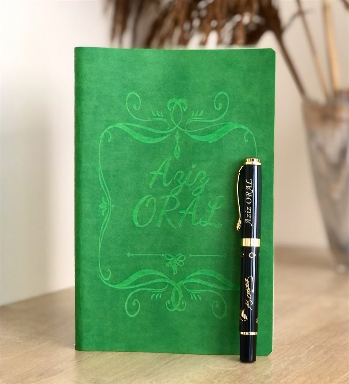  Kişiye Özel Yeşil Deri Defter Ve Altın Yaldızlı KalemGiftmodaKo-Deri-Defter-1-Kalem-Yesil