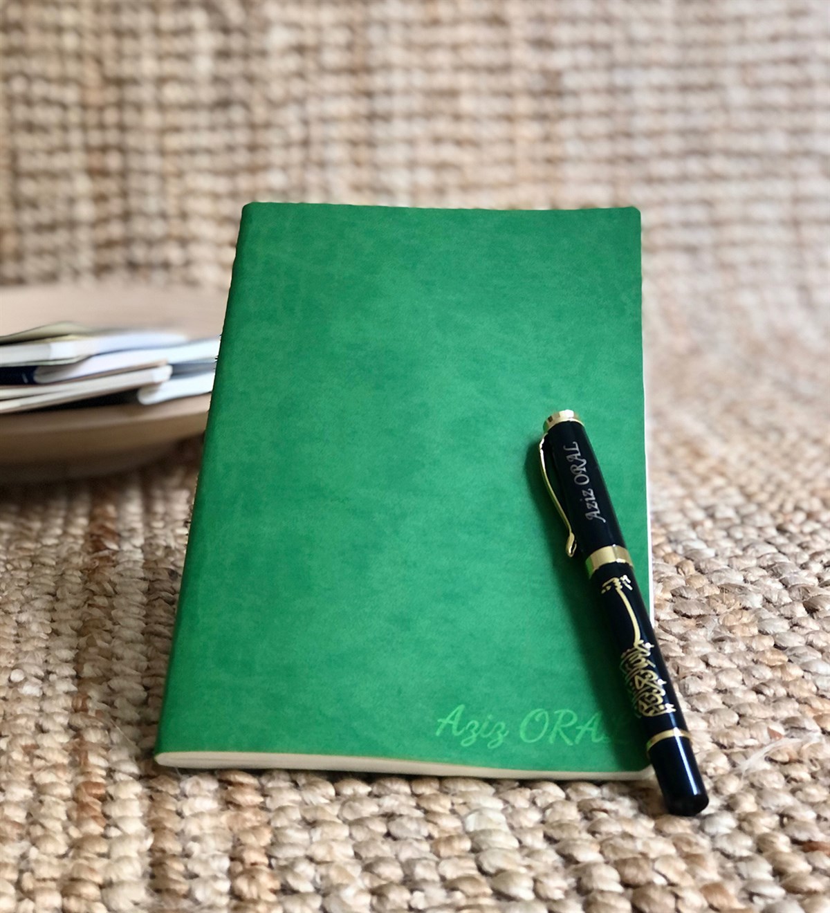 Kişiye Özel Yesil Deri Defter Ve Altın Yaldızlı Kalem Giftmoda Ko-Deri-Defter-Kalem-Yesil