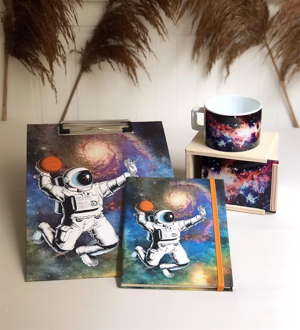  Smaç Basan Astronot Sekreterlk Defter Ve Uzay Tasarımlı Ahşap Kutulu Kupa SetGiftmodaGM-SEK-22-Defter-Uzay-kupa