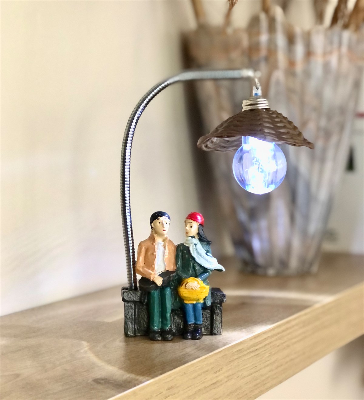 Bankta Oturan Romantik Aşık Biblosu IşıklıGift modaGM-1018