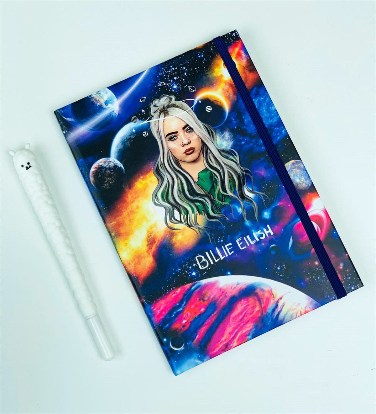 Billie Eilis Tasarımlı Lastikli DefterGiftmodaBillie-Lastikli-Defter
