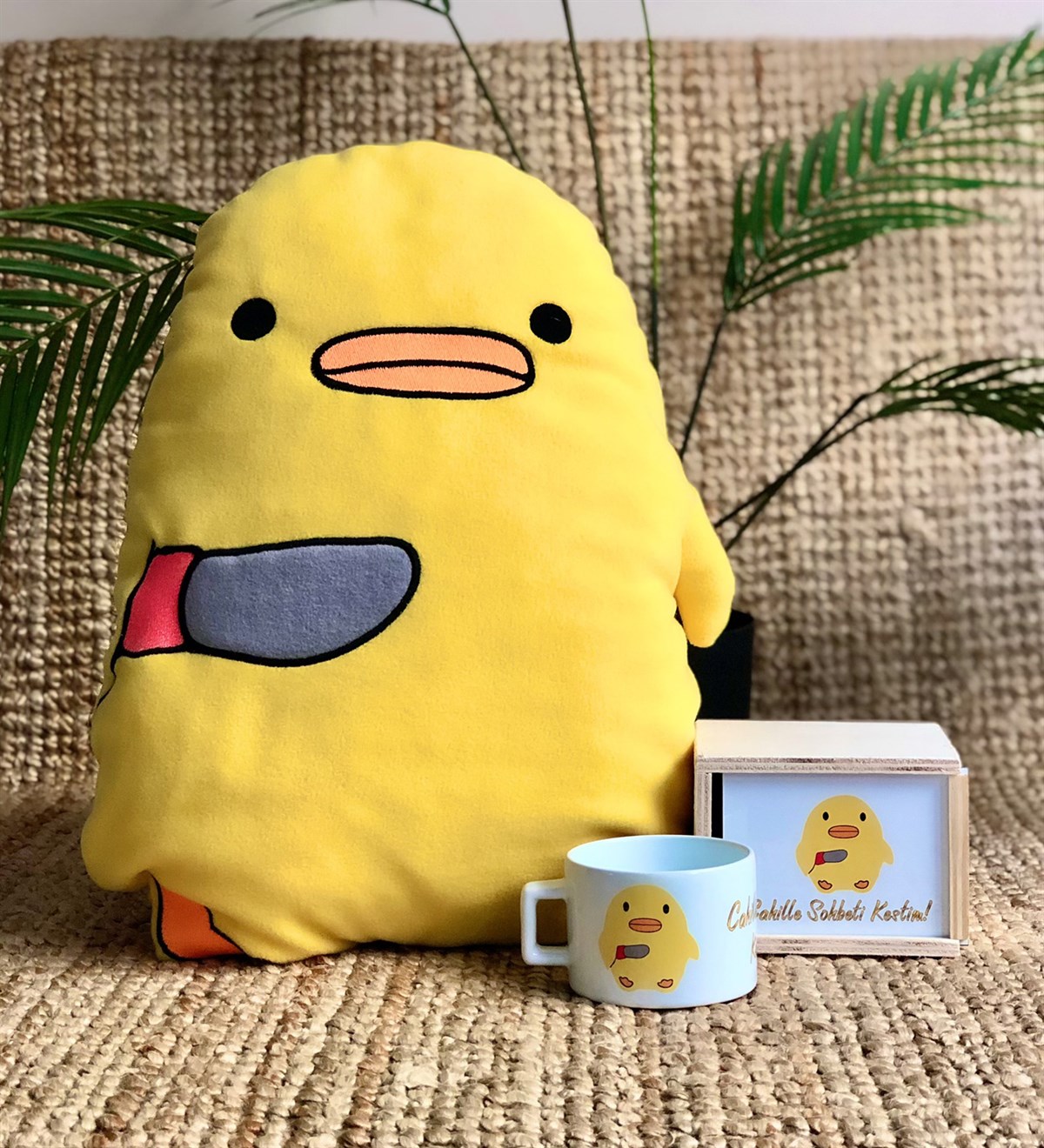 Cahille Sohbeti Kesen Civciv Tasarımlı Kutulu Kupa Ve Yastık SetGiftmodaCahil-Civciv-Kutulu-Kupa-Yastık