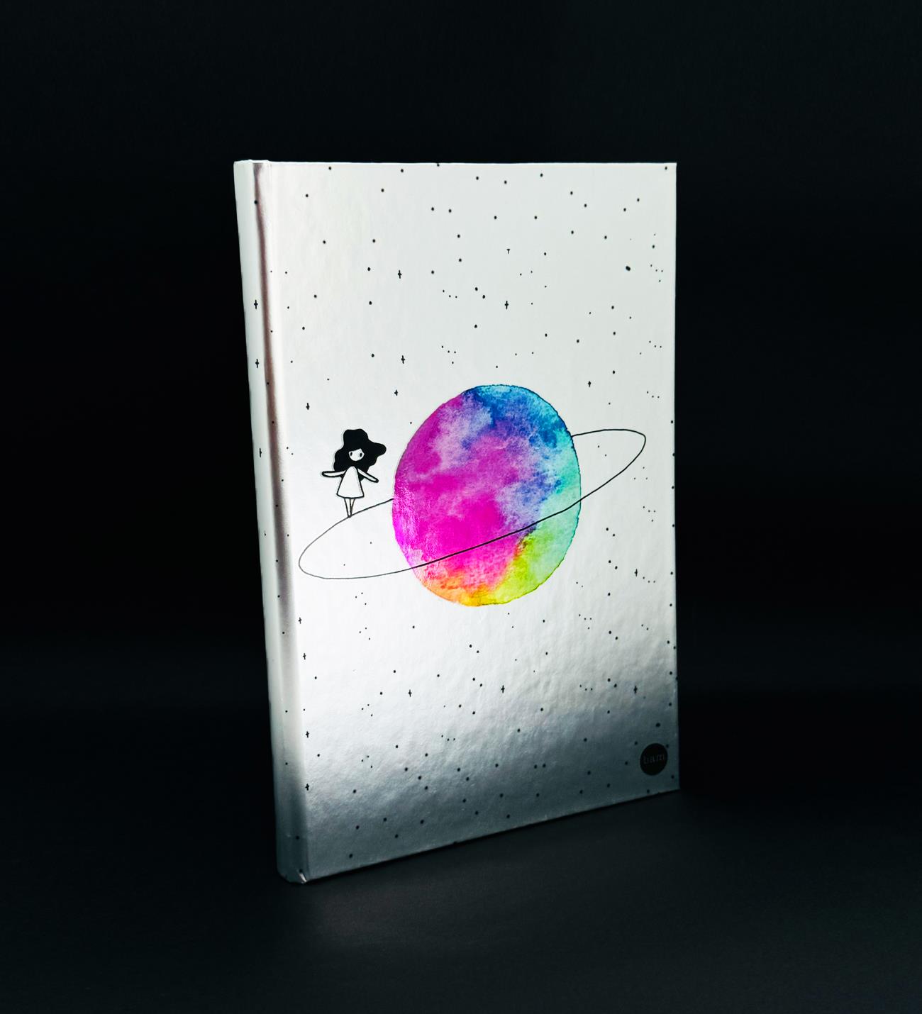 Satürnlü Kız Tasarımlı Metal Kapaklı Lastikli DeftergiftmodaBAM-1197	