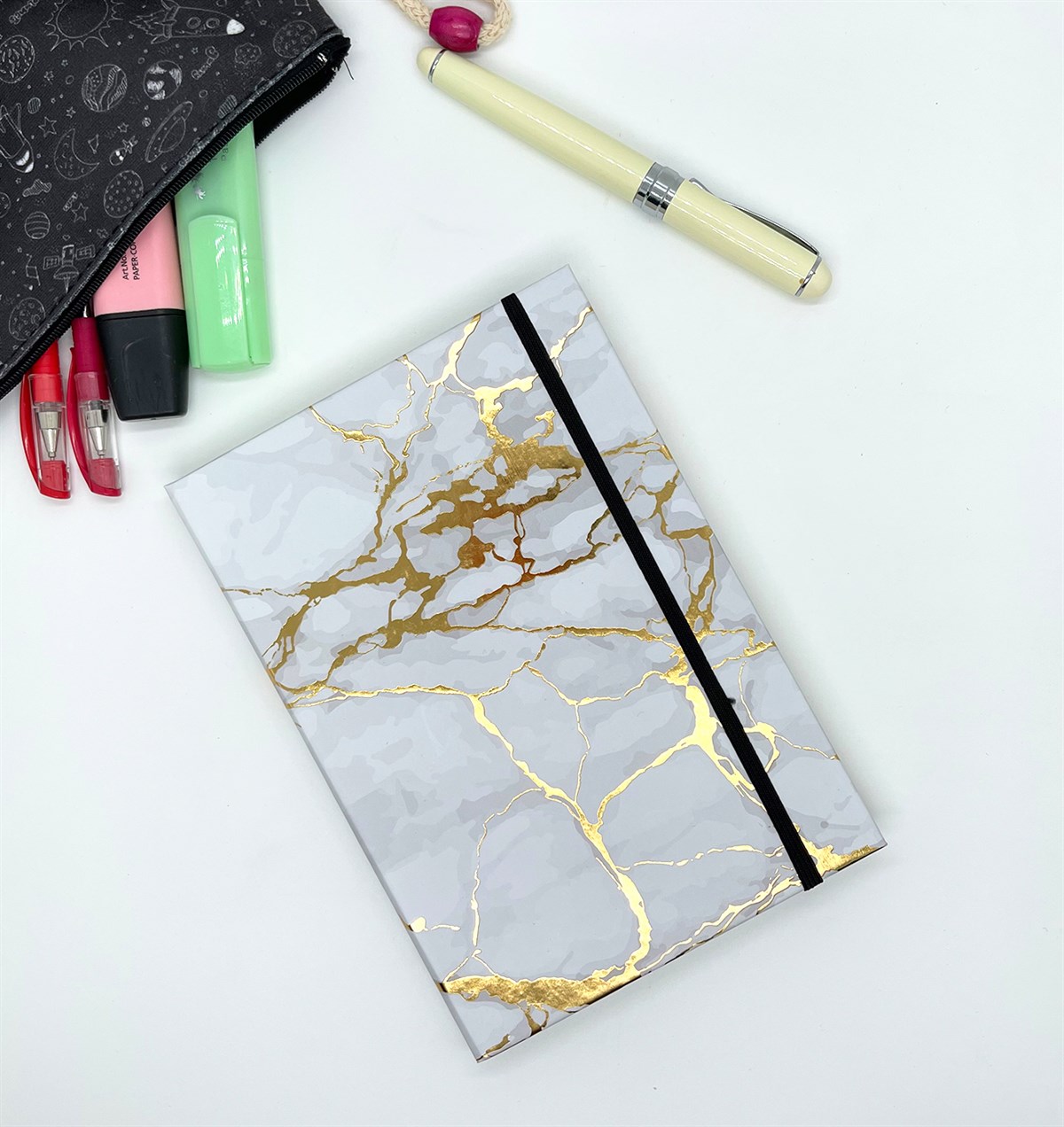 Altın Yaldızlı Beyaz Mermer Tasarımlı Lastikli DeftergiftmodaGmd100091